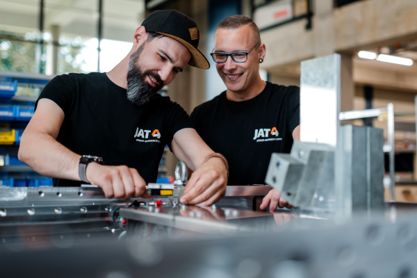 Ausbildung & Praktika, 2 Kollegen bei der Montage